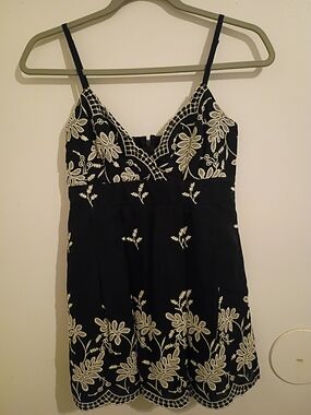 Source Unknown Black and White Floral‎ Embroidered Top Sz S